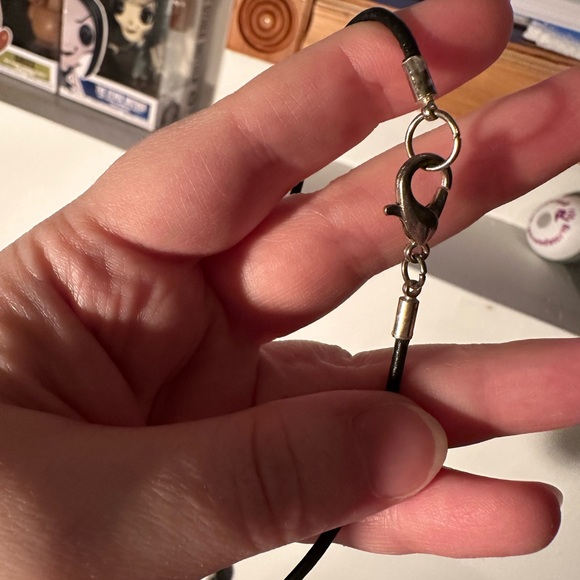 🛍️ Unique, hand-crafted, stone and leather necklace with snowflake charm setting - Picture 5 of 6